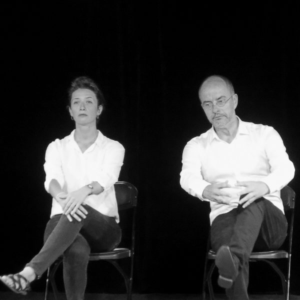 deux acteurs sur scènes pratiquant le développement personnel par le théâtre et montrant une profonde connaissance de soi