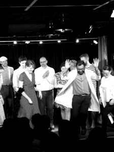 des élèves des stages de théâtre sur scène par Avenue Du Spectacle