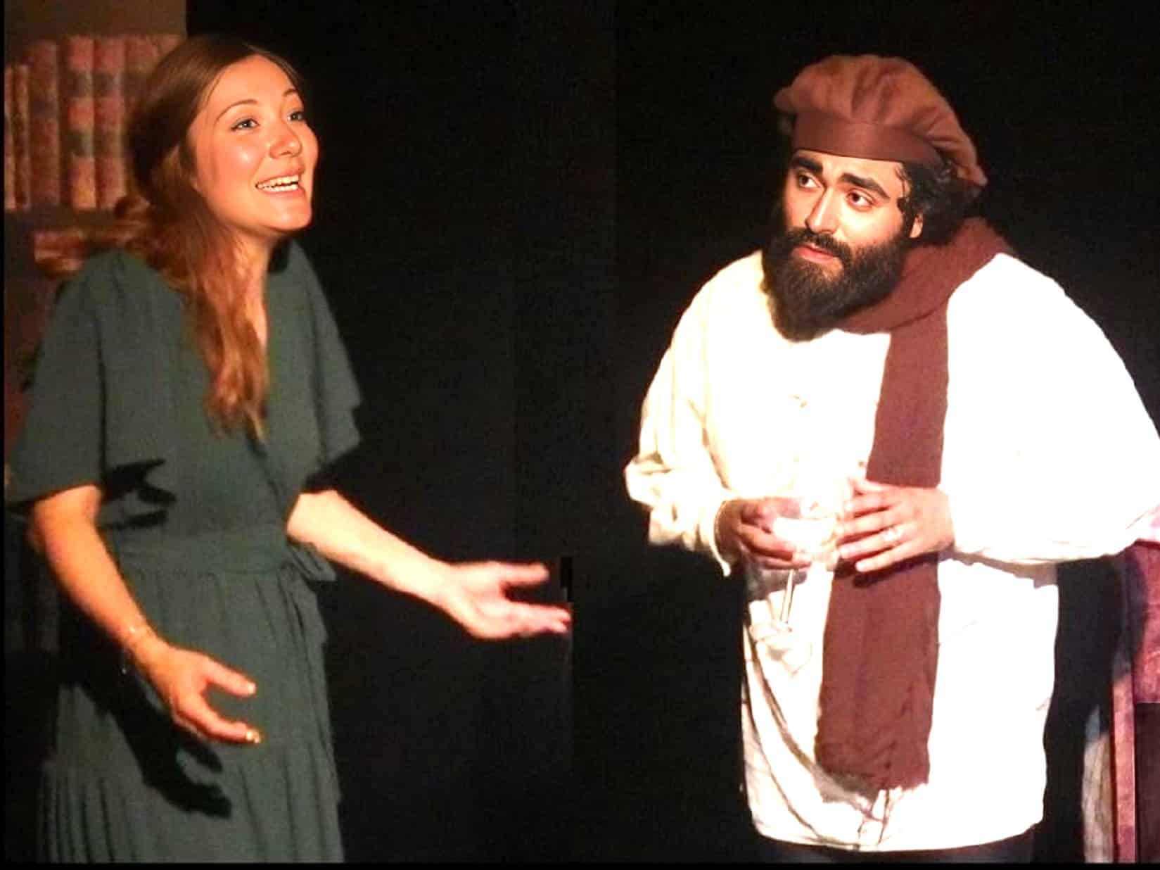 Une comédienne et un comédien costumés lors d'un spectacle de fin d'année du cours de théâtre Improvisation à Avenue Du Spectacle