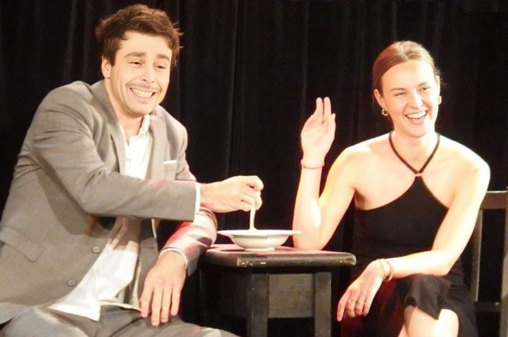 Un comédien et une comédienne élèves des cours de théâtre Avancé à Avenue Du Spectacle à l'aise et exerçant leur prise de parole en public