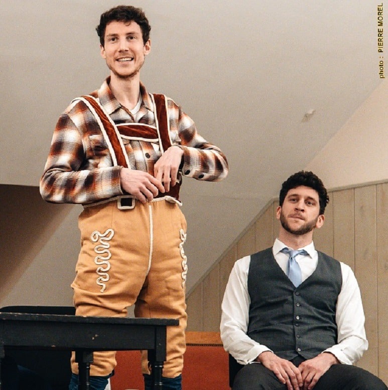 deux acteurs faisant preuve de confiance en soi grâce à leur pratique du théâtre