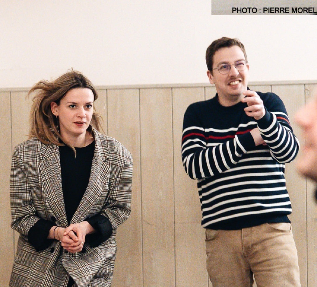 Cours de théâtre amateur par l'association Avenue Du Spectacle. Les deux cours sont photographiés au théâtre des variétés à Paris le 14 mars 2024.