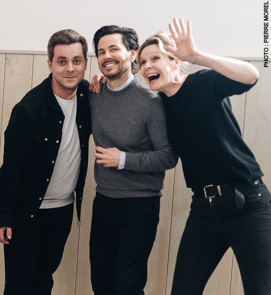 Cours de théâtre amateur par l'association Avenue Du Spectacle. Les deux cours sont photographiés au théâtre des variétés à Paris le 14 mars 2024.