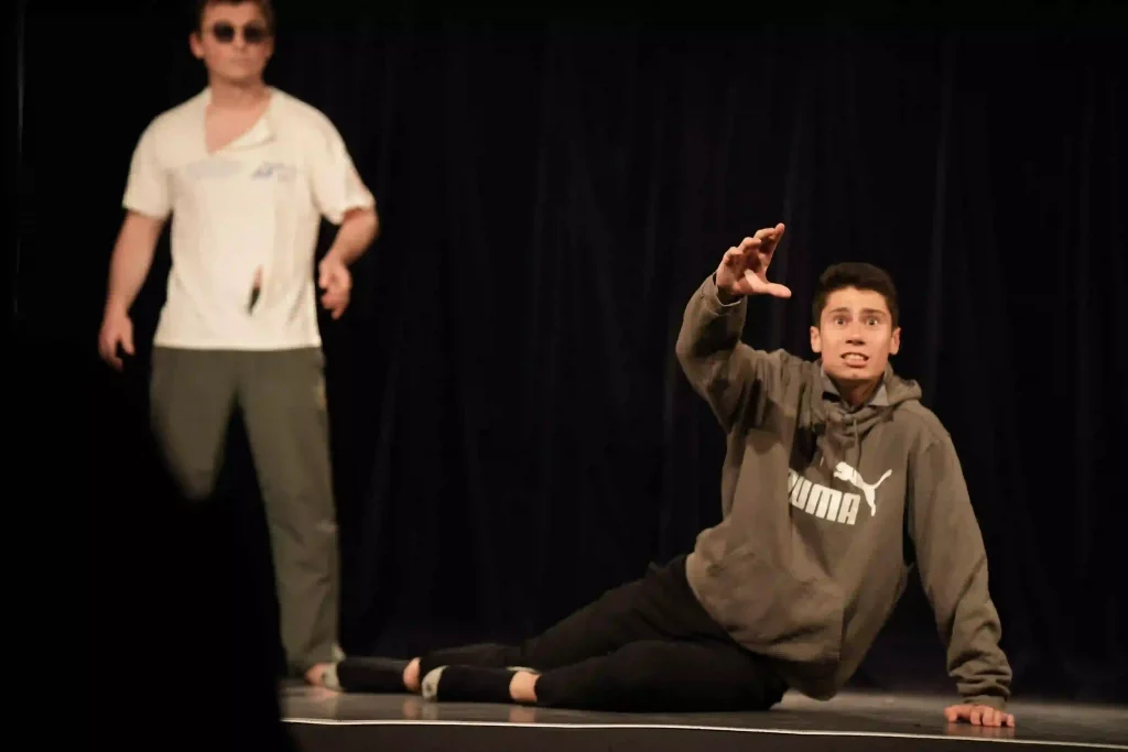 deux élèves chez Avenue Du Spectacle pratiquant le théâtre grâce à un développement personnel exercé dans les cours de théâtre proposés