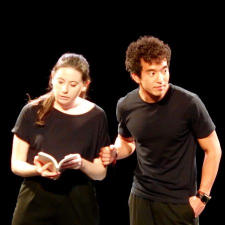 deux élèves du stage de théâtre improvisation sur scène par Avenue Du Spectacle